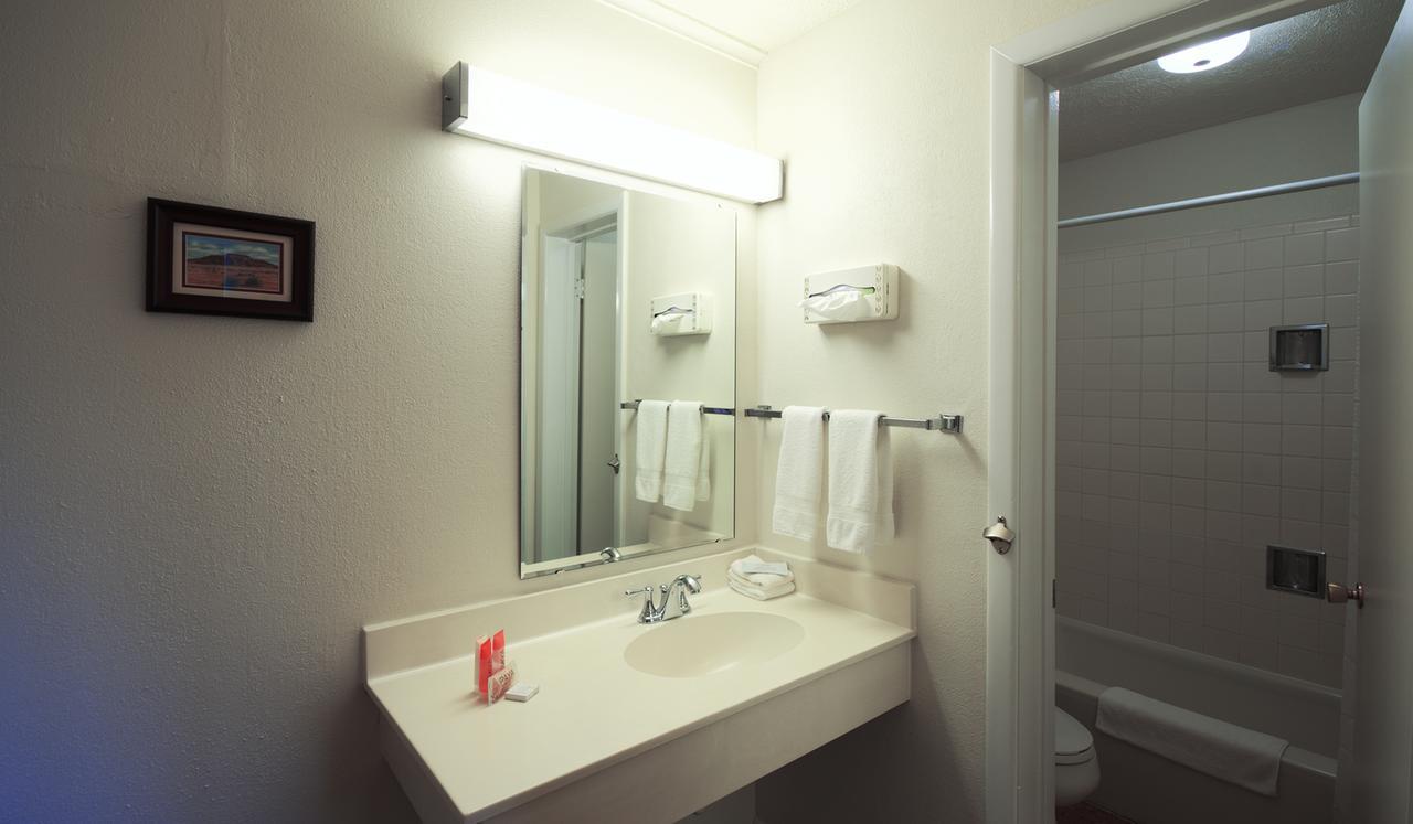 Roadrunner Lodge Motel トゥクムカリ エクステリア 写真